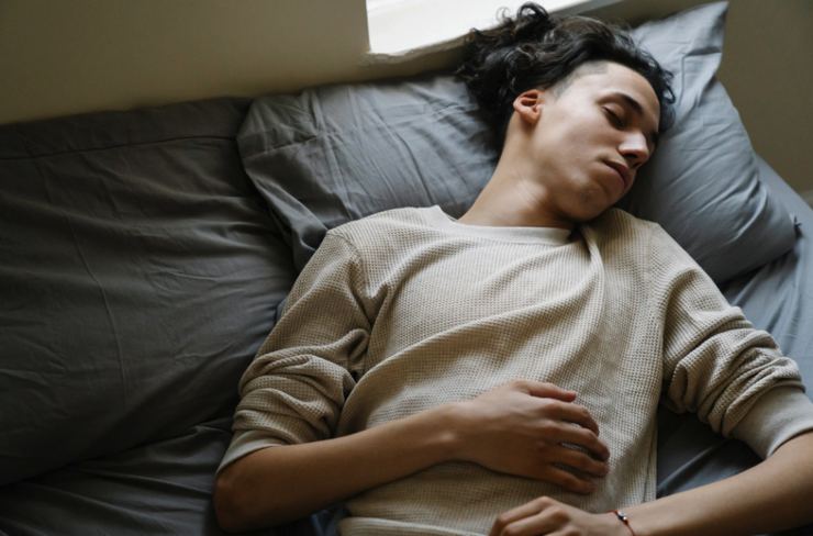 I rischi di dormire con i vestiti usati nel letto: non sottovalutarli