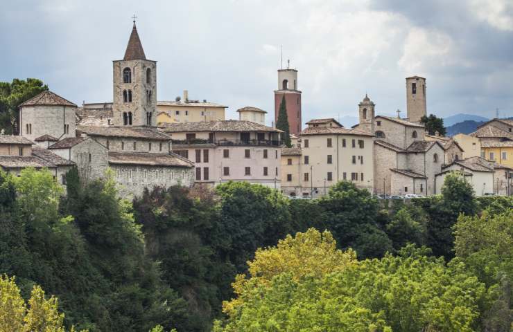 Pro e contro dei Comuni che ti pagano per viverci 