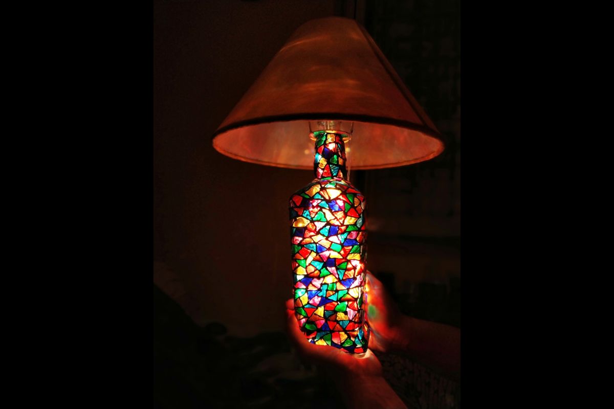 Lampada di vetro realizzata con una bottiglia di vetro 