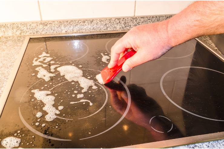 Piano induzione in cucina, non commettere questi errori quando lo pulisci 