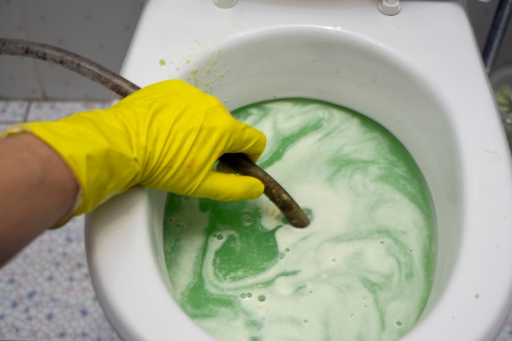 Come ripulire un wc intasato: 4 rimedi 