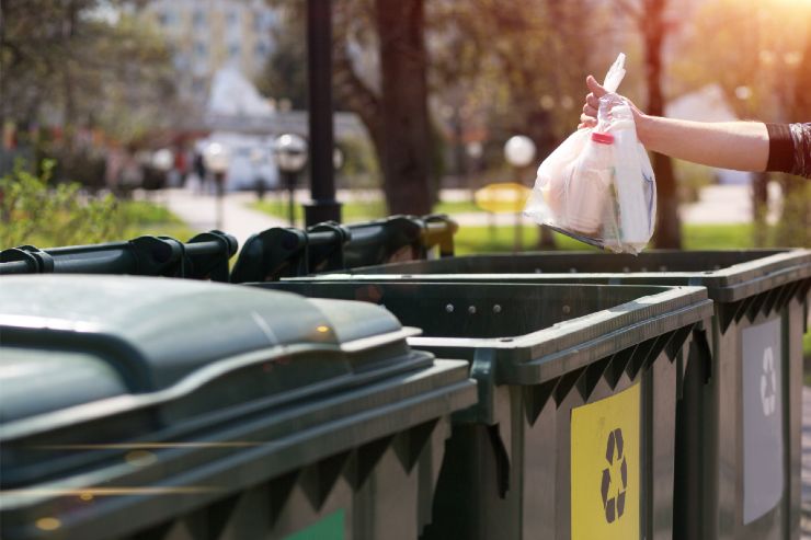 Quali sono gli obblighi dell'amministratore per i cassonetti dei rifiuti del condominio