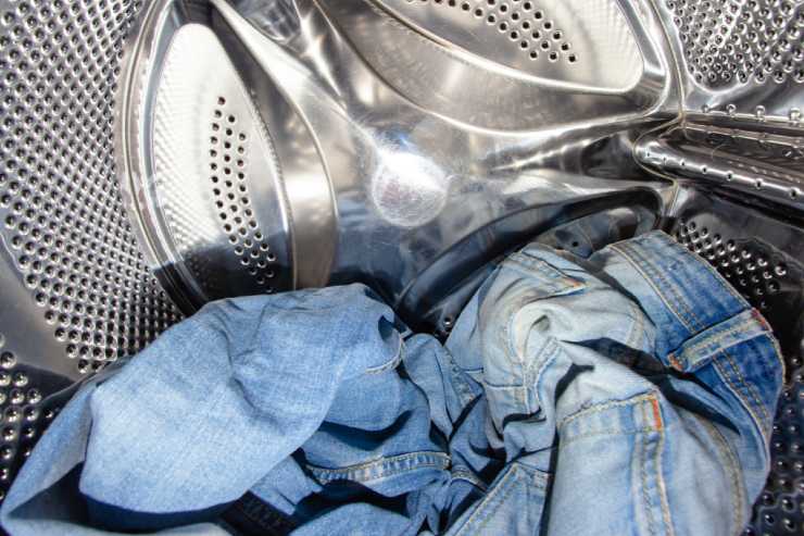 Jeans in lavatrice, quando volte indossarli prima di lavarli 