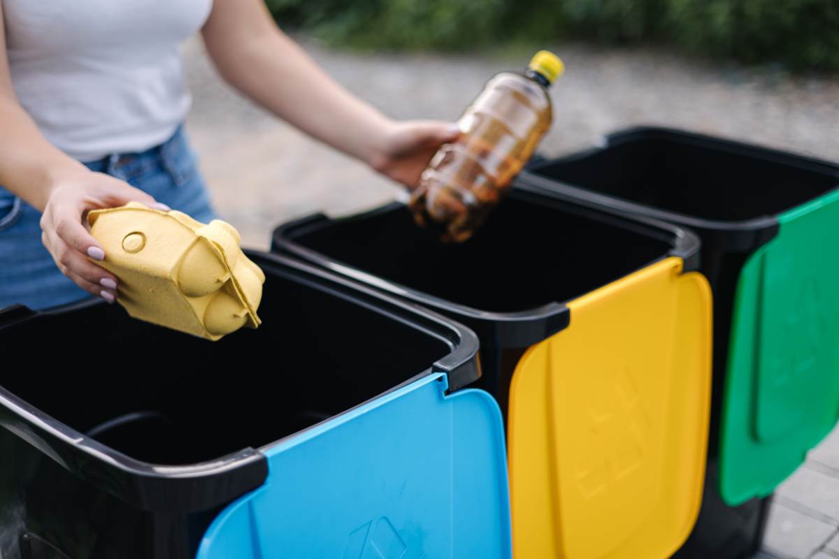 Perché pulire e igienizzare bene i bidoni della spazzatura: corri tanti rischi 